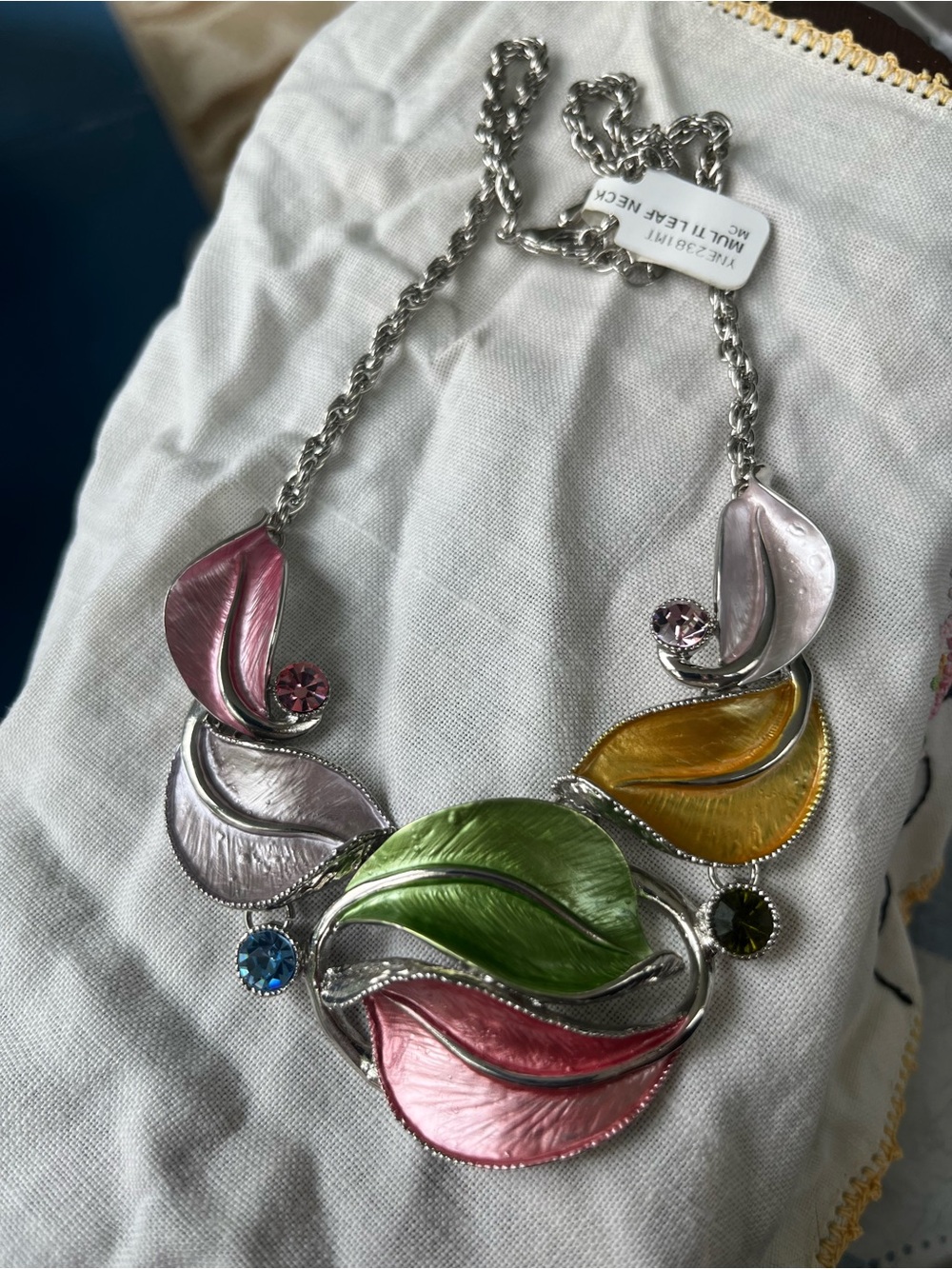 NWT Multi-leaf enamel necklace